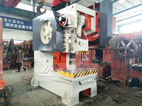 山東威力重工160噸深喉沖床裝車發貨