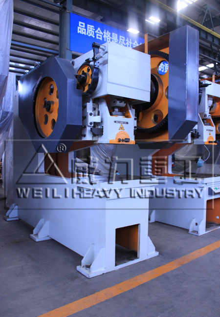 山東威力重工生產(chǎn)的國標(biāo)沖床（深喉式）