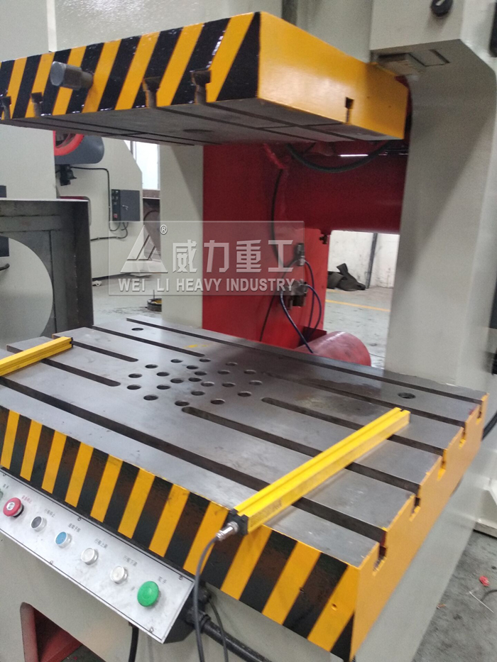 沖床工作臺細節展示