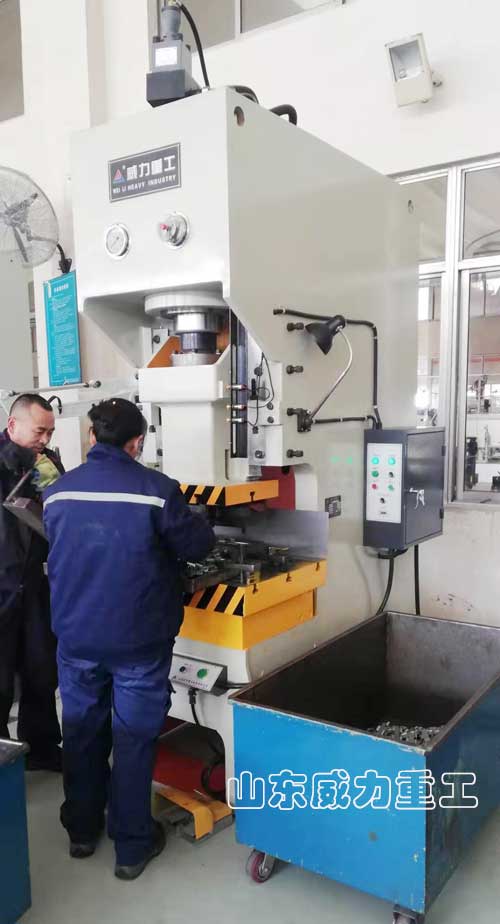 100噸液壓沖床客戶使用現場