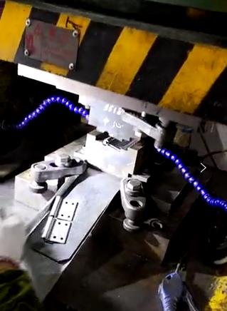 80噸沖床沖孔門折頁的現(xiàn)場(chǎng)